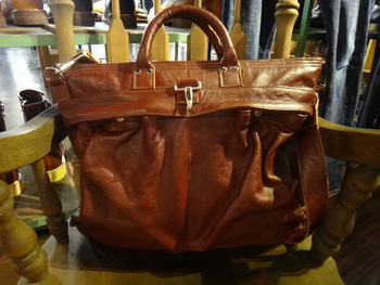 レインボーカントリー　ヘルメットバック　レッドブラウン入荷