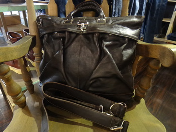 レインボーカントリー　ヘルメットバック　シールブラウン入荷