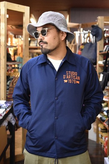 ステュディオ ダルチザン STUDIO D’ARTISAN  刺繍コーチジャケット 3カラー入荷です。