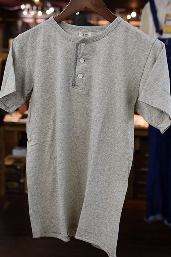 ループ&ウェフト　イチオシのヘンリーネックＴ