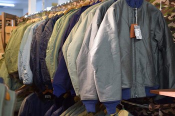 売場を秋冬アイテムに衣替え中です