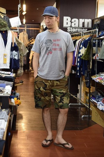カモ柄ショーツで過ごす