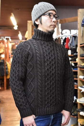 厚手のタートルネックとライトアウター