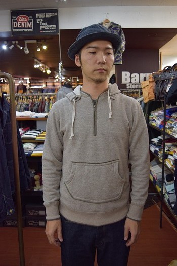 ダリーズ　ハーフジップパーカー　「ジェノ」　入荷