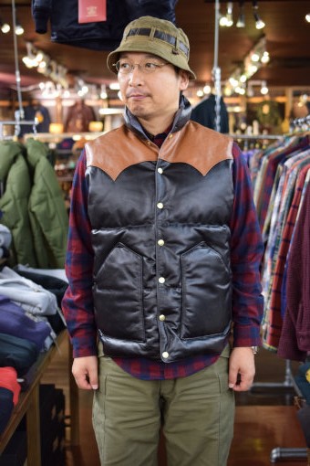レインボーカントリー　ダウンベスト　ブラック　入荷