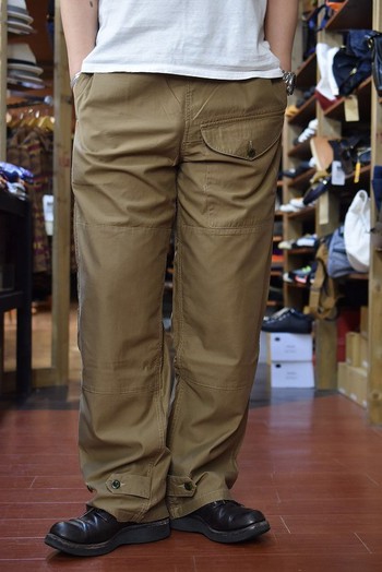 ジェラード JOHN GLUCKOW Windproof Trousers ブラウン 今からの時期オススメです。