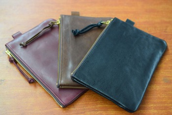Y`2レザー　色々便利なレザーポーチの入荷です