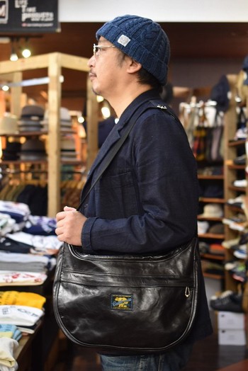 レインボーカントリー　レザーショルダーバッグ黒　入荷です