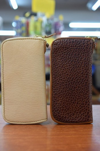 バッファロートラックス　ジップウォレットも入荷しています。アメリカンバイソン&ディアスキン