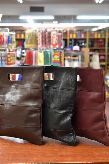 ワイツーレザー　レザークラッチバッグ　初入荷