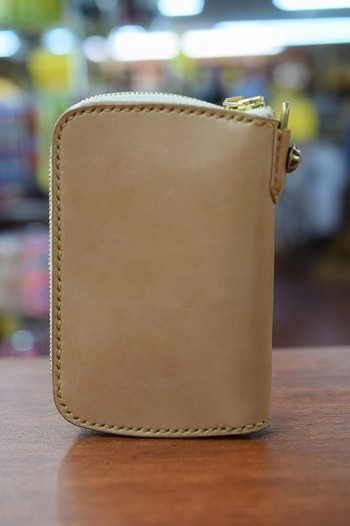 バッファロートラックス　ラウンドジップハーフウォレット　ナチュラル　再入荷