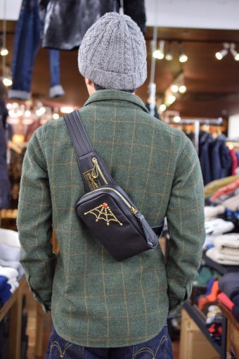 クッシュマン　レザーショルダーバッグS　スタッズ付き 入荷