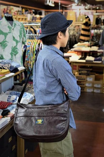 レインボーカントリー ホースハイドショルダーバッグ 残りわずか