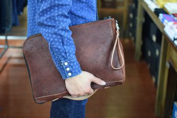 バッファロートラックス　ハンドメイドレザークラッチバック　サンプル入荷