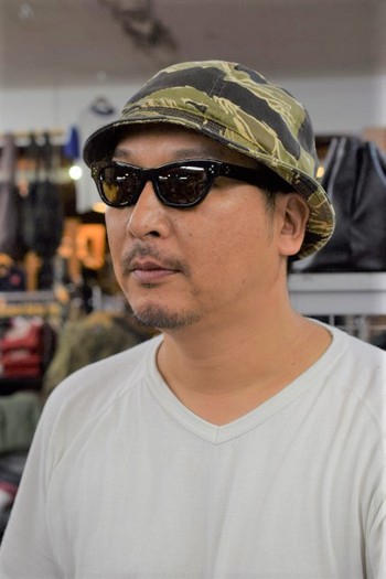 CUSHMAN ブラックフレーム仕様のサングラス。