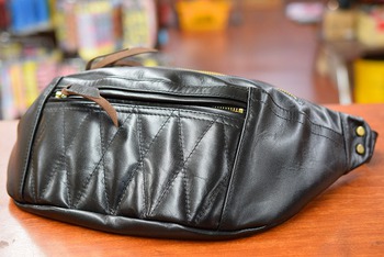 Y’2 LEATHER　キルティングウエストバッグ　ブラック