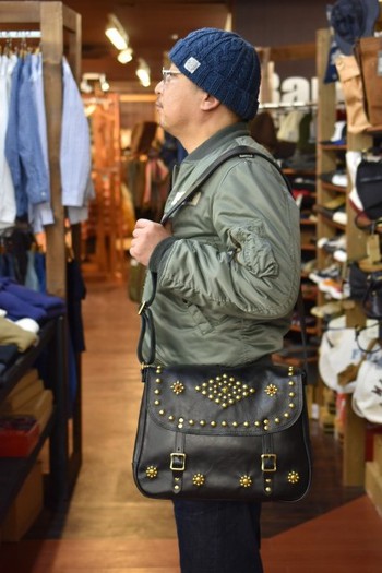 クッシュマン　OIL LEATHER SHOULDER BAG