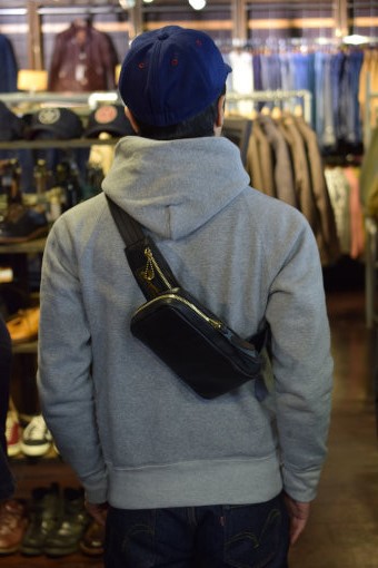 クッシュマン　レザーショルダーバッグS スタッズなし入荷