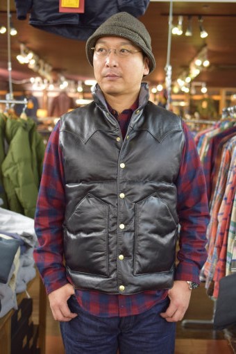 レインボーカントリー　別注ダウンベスト　BLACK x BLACK コーディネート