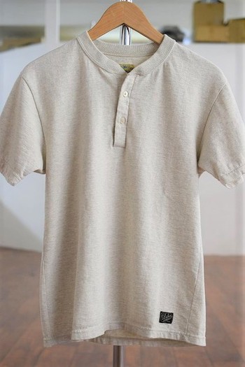 ダリーズ Spinner ヘンリーネックTシャツ 入荷