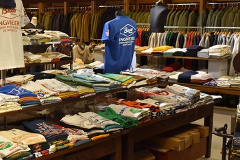 Tシャツコーナー一気に拡大です。