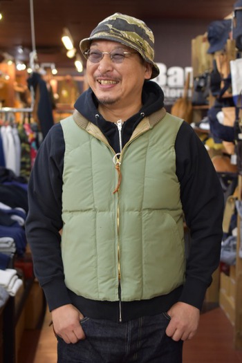コリンボ  TEMPCO SIGNATURE FZ DOWN VEST サイズLを着る