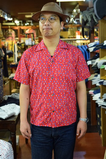 マットソンズ　50‘s オープンシャツを着る