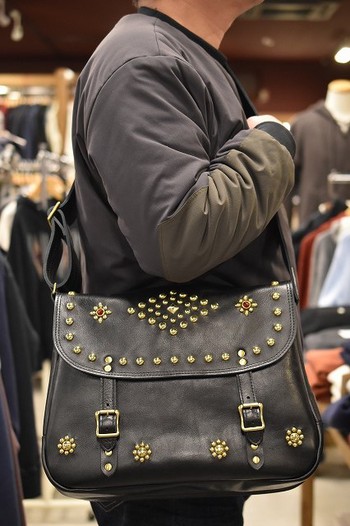 クッシュマン　OIL LEATHER SHOLDER BAG　スタッズ仕様