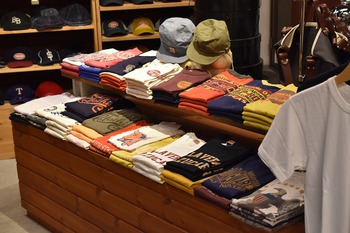 デラックスウエア　Tシャツ　コーナー展開しています
