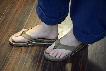 今年の夏も相棒候補　レインボーサンダル