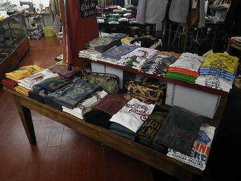 Tシャツ売場更に拡大