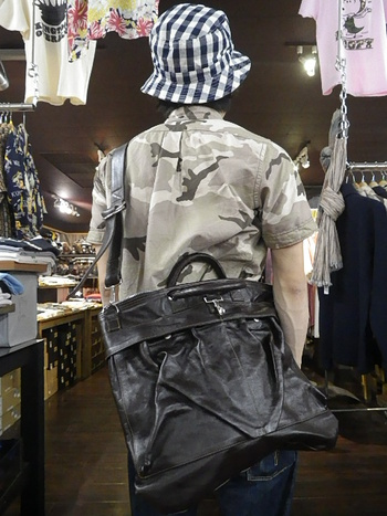 レインボーカントリー　ヘルメットバック　シールブラウン　入荷