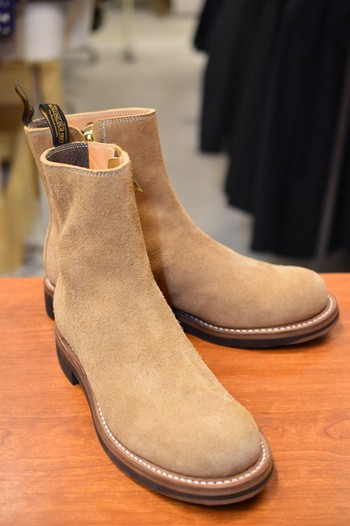 ローリングダブトリオ　CASPER SUEDE BEIGE  1足ございます。